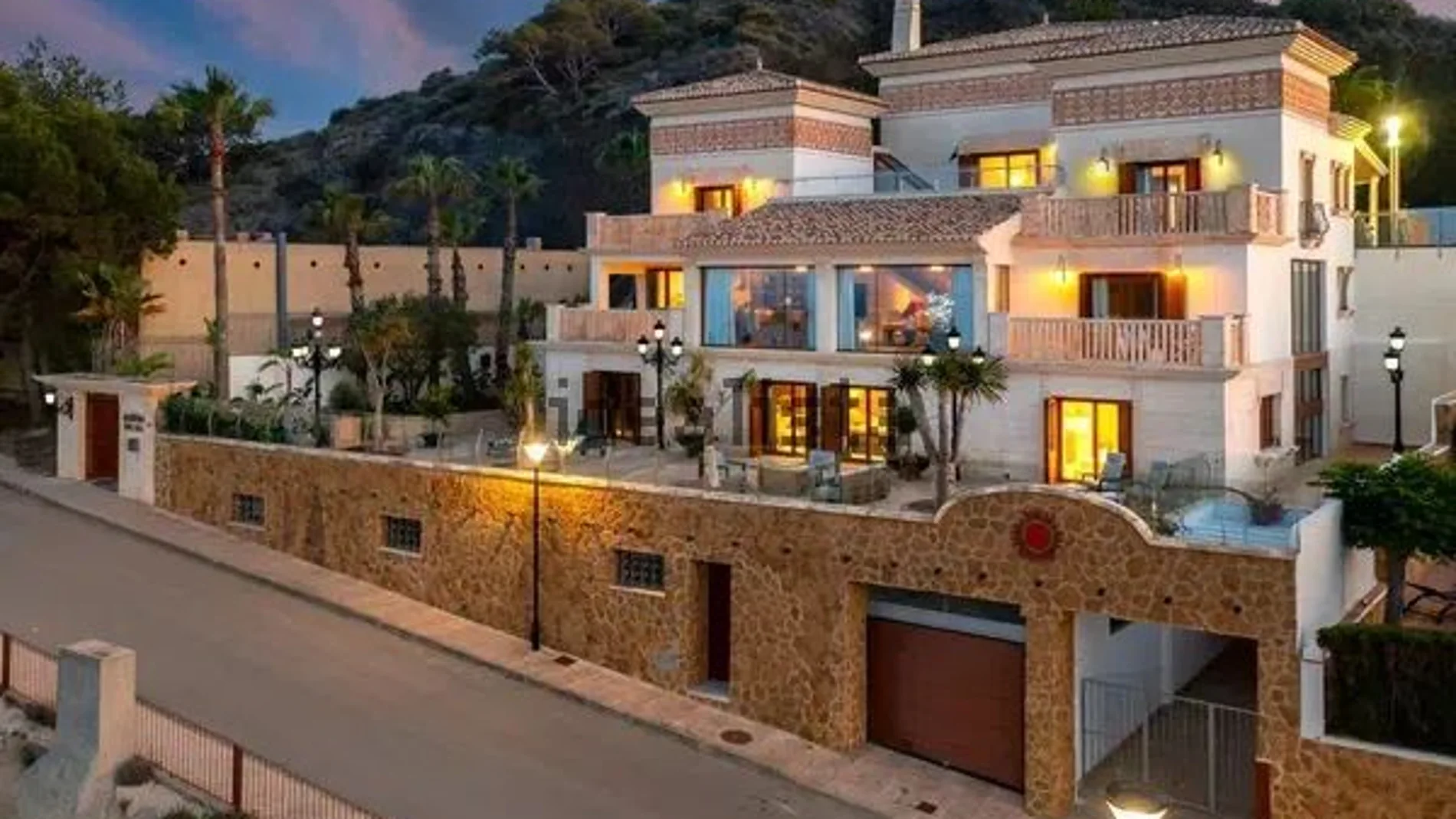 Esta es la casa más cara en venta en la Región de Murcia: cuesta 4,25 millones, tiene cuatro plantas y está decorada con cristales de Swaroski