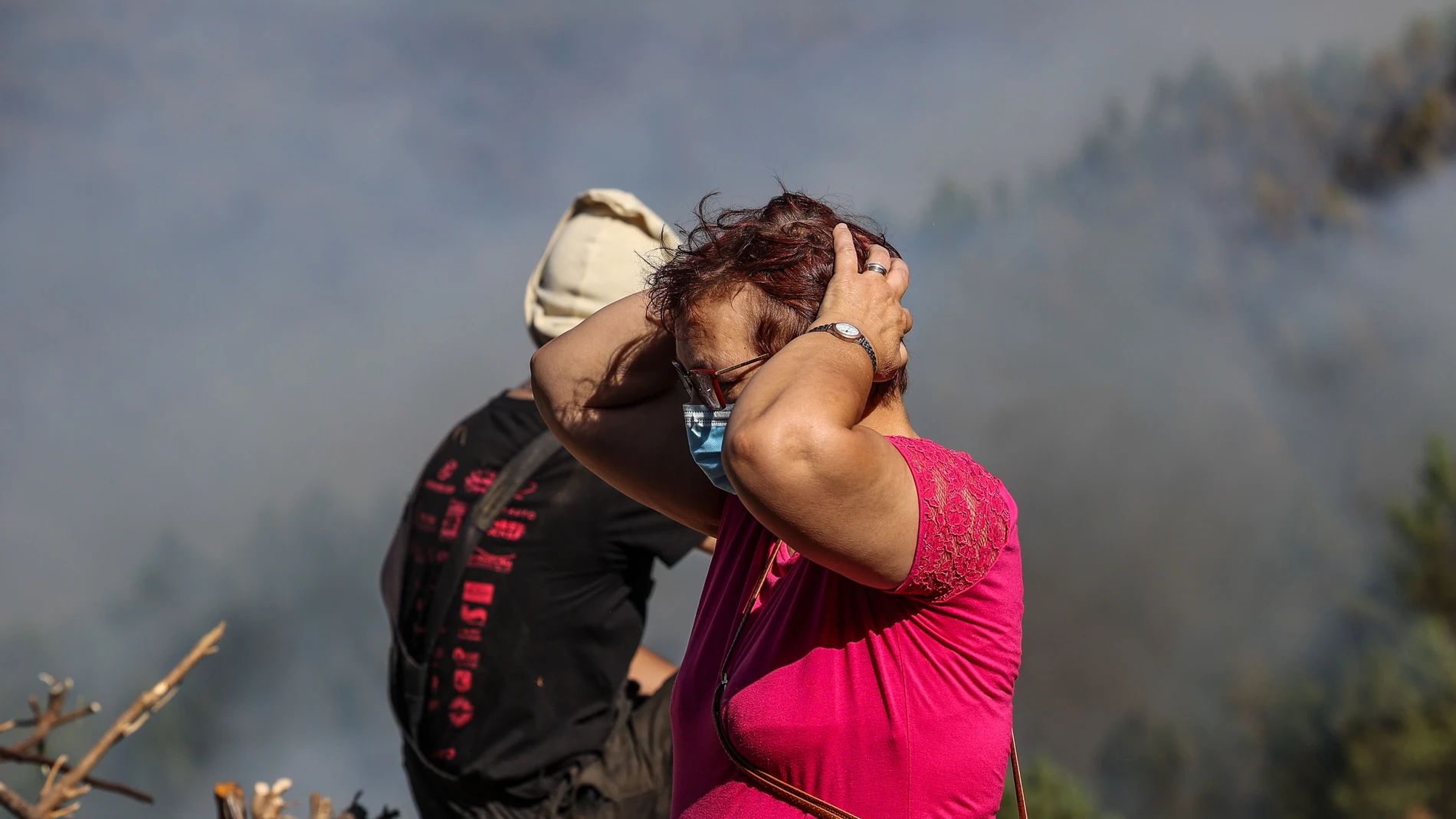 PAMPILHOSA DA SERRA (Portugal), 19/08/2025.- A firefighter and a local during a forest fire in Adurao, Pampilhosa da Serra, Portugal, 19 August 2025. Portugal activated the European Civil Protection Mechanism, which sent two Fire Boss aircraft to help fight the fires. According to preliminary official data, as of August 19, 2025, over 201,000 hectares had burned in Portugal, surpassing the total burned in all of 2024. (incendio forestal) EFE/EPA/PAULO NOVAIS
