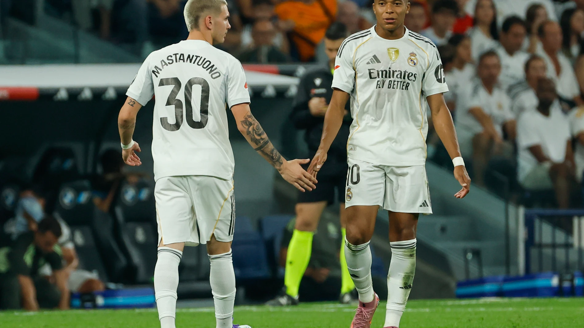 MADRID, 19/08/2025.- El delantero argentino del Real Madrid Franco Mastantuono (i) saluda a Kylian Mbappé durante el partido de la primera jornada de LaLiga que Real Madrid y Atlético Osasuna disputan hoy martes en el estadio Santiago Bernabéu. EFE/Mariscal