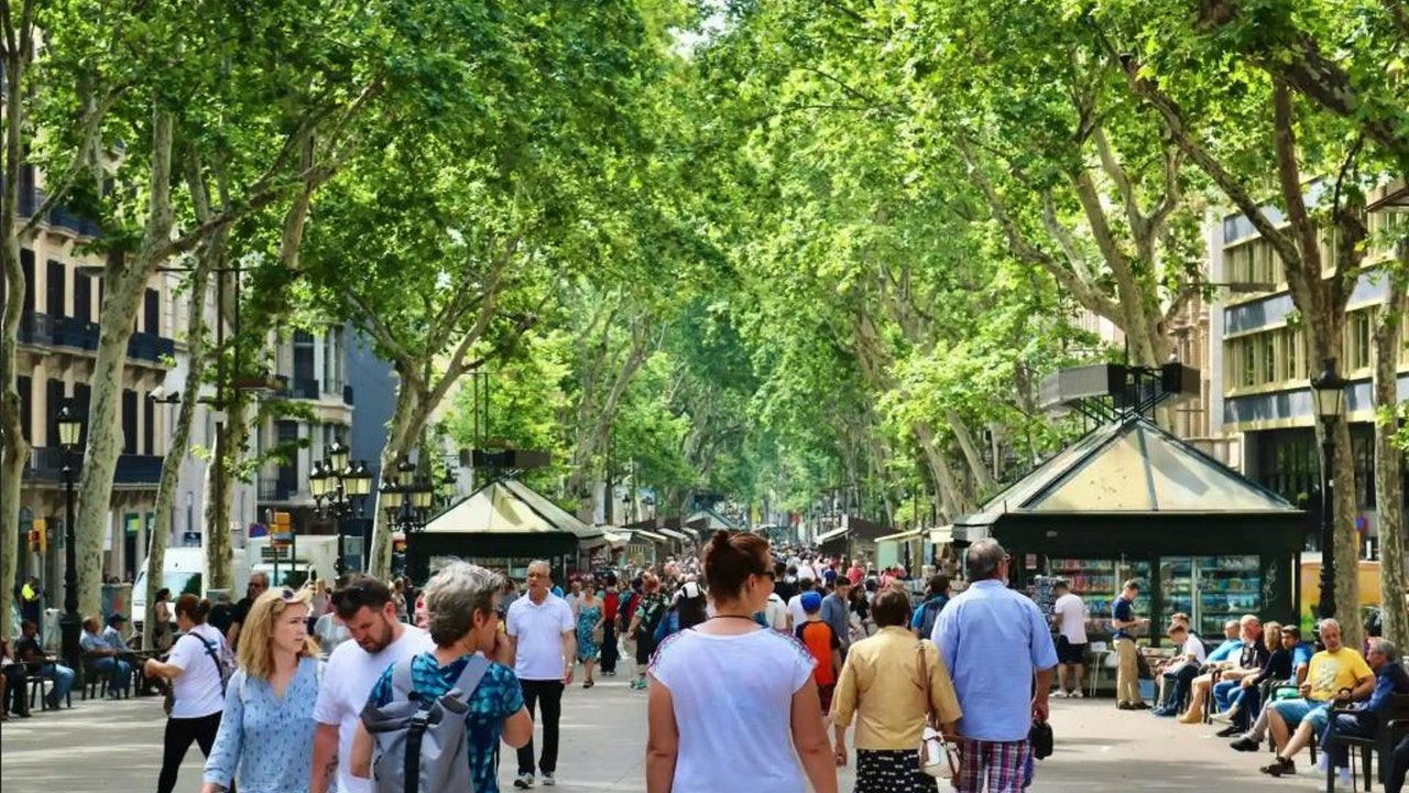 “Barcelona está matando a Barcelona”: el viral que incendia las redes sobre la guerra contra el turismo