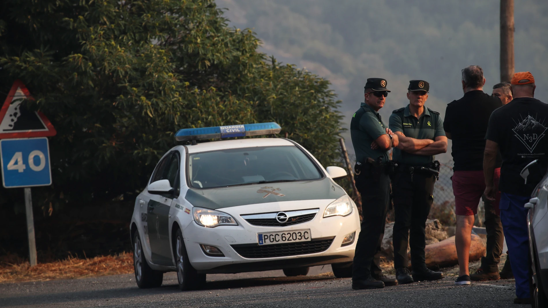 FABERO (LEÓN), 19/08/2025.- La Guardia Civil corta en tráfico en San Pedro de Paradela (León) ante el incendio descontrolado en Anillares del Sil que pese a la jornada complicada vivida ayer en el Valle de Fornela, el fuego no ha llegado entrado en ninguno de los pueblos, que fueron desalojados por prevención esta noche. EFE/ Ana F. Barredo