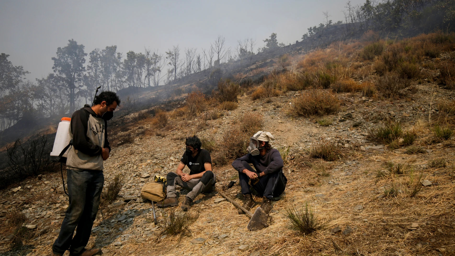 Varios voluntarios colaboran en las tareas de extinción del fuego, a 19 de agosto de 2025, en Palacios de Compludo, León, Castilla y León (España). El incendio que se originó en Yeres y que afectó a Las Médulas sigue con Índice de Gravedad Potencial 2 (IGR) y se dirige hacia Llamas de Cabrera. Los servicios de emergencias siguen luchando por controlar el incendio manteniendo la prioridad total en la seguridad de los vecinos y del personal que trabaja para extinguir el fuego. 19 AGOSTO 2025;F...