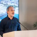 Jaume Collboni en la rueda de prensa en el Port Olímpic