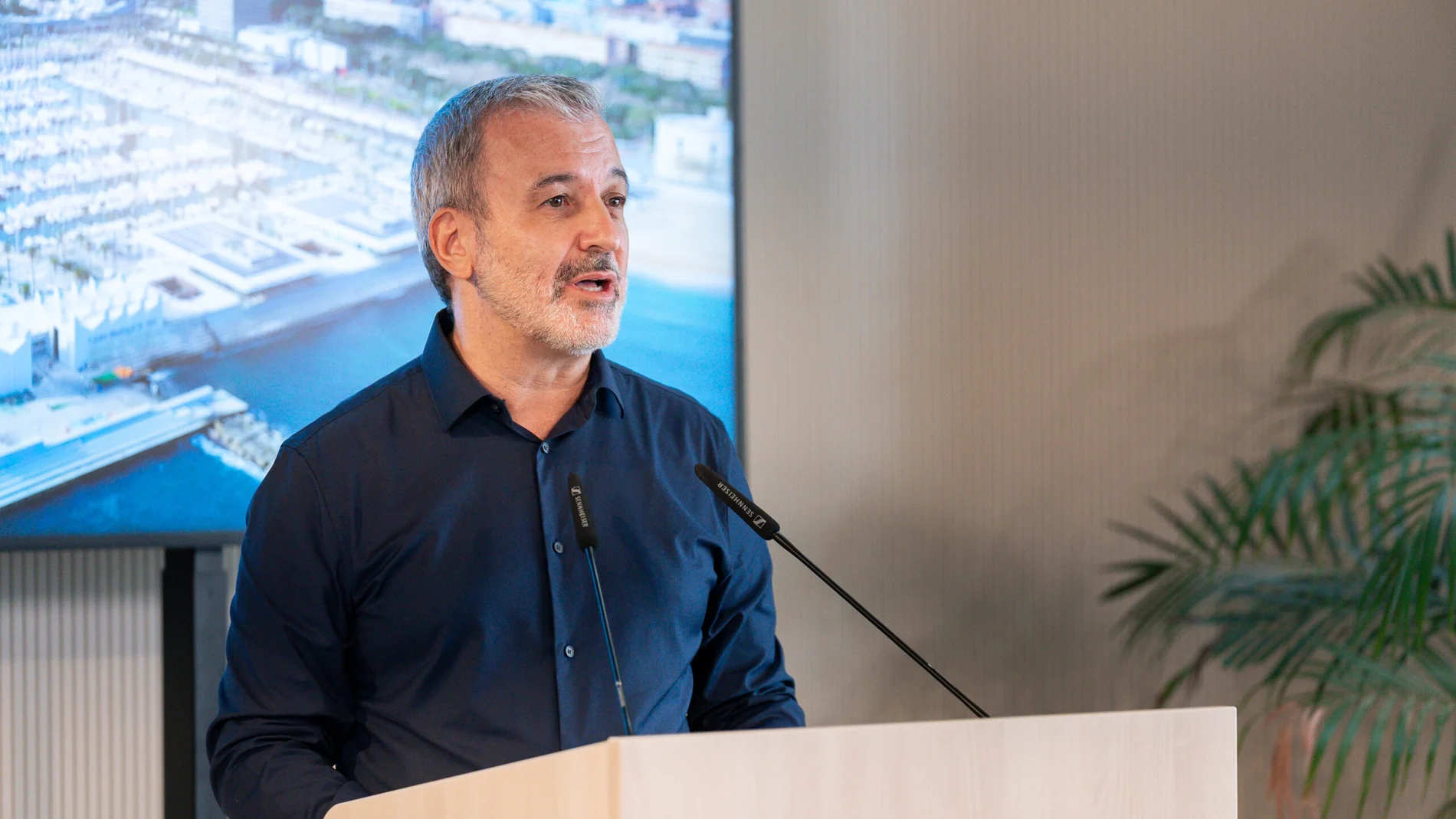 Jaume Collboni en la rueda de prensa en el Port Olímpic