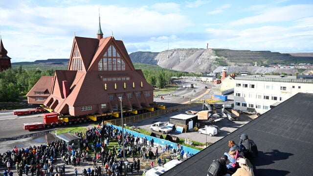 Los vecinos observan cómo es trasladada la iglesia de madera de Kiruna (Suecia)