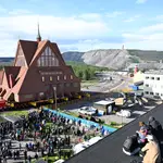 Los vecinos observan cómo es trasladada la iglesia de madera de Kiruna (Suecia)