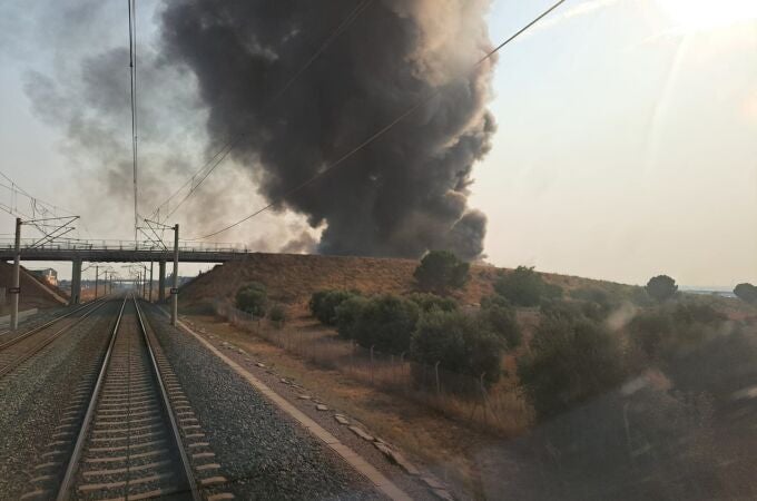 Sucesos.- Suspendida la circulación de trenes entre Yeles y La Sagra por un incendio de una fábrica cercana a la vía