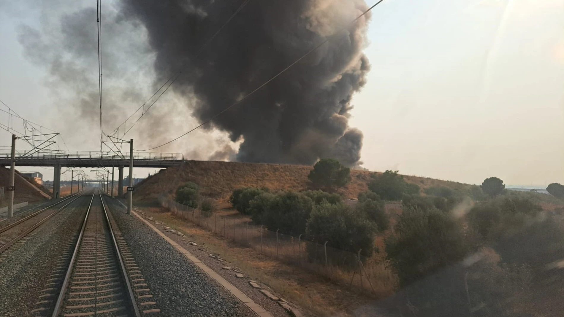 Suspendida la circulación entre Yeles y La Sagra (Toledo) por un incendio de una fábrica cercana a la vía. REMITIDA / HANDOUT por ADIF Fotografía remitida a medios de comunicación exclusivamente para ilustrar la noticia a la que hace referencia la imagen, y citando la procedencia de la imagen en la firma 19/08/2025