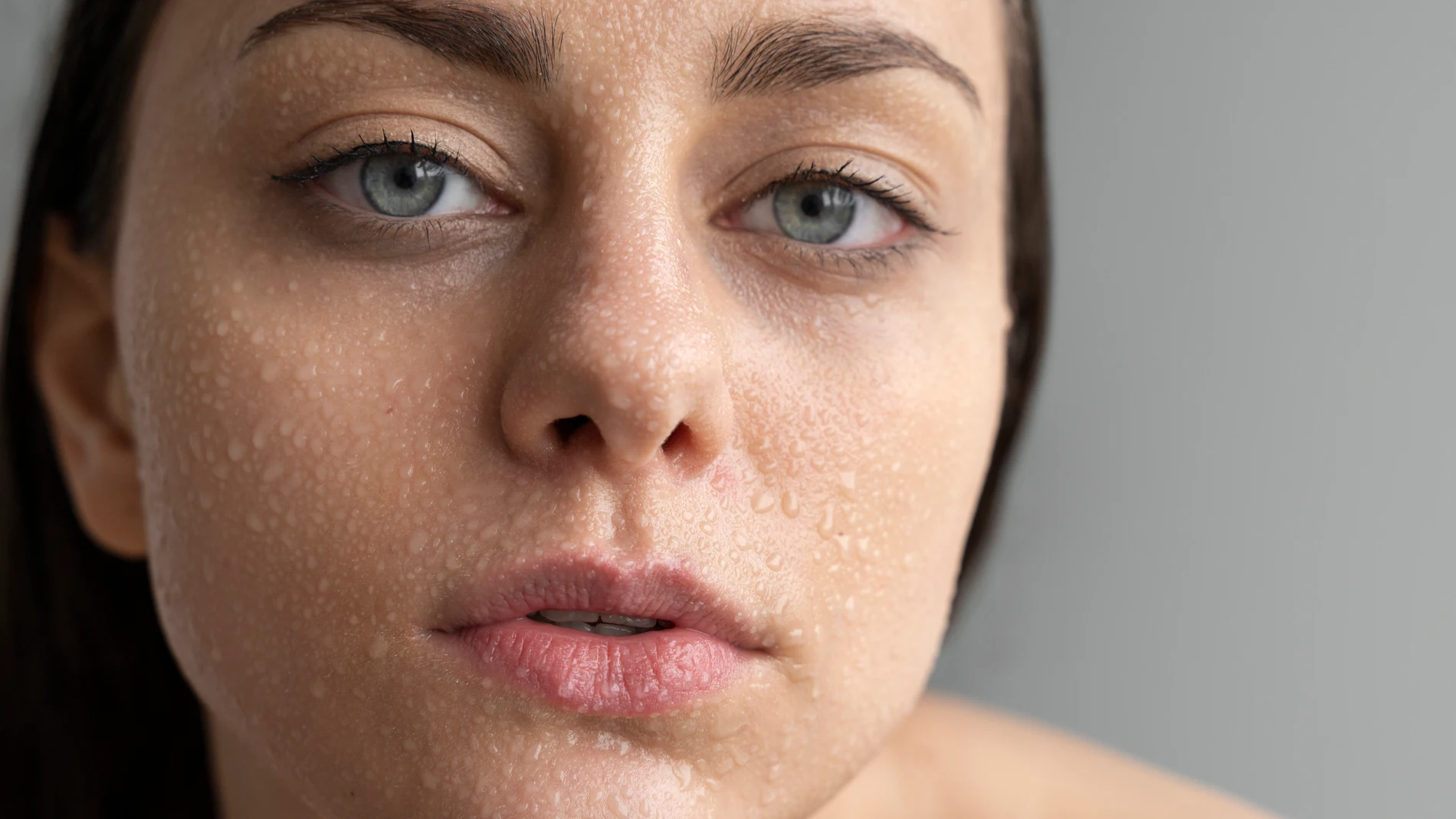 chica con gotas en la cara, humedad e hidratacion