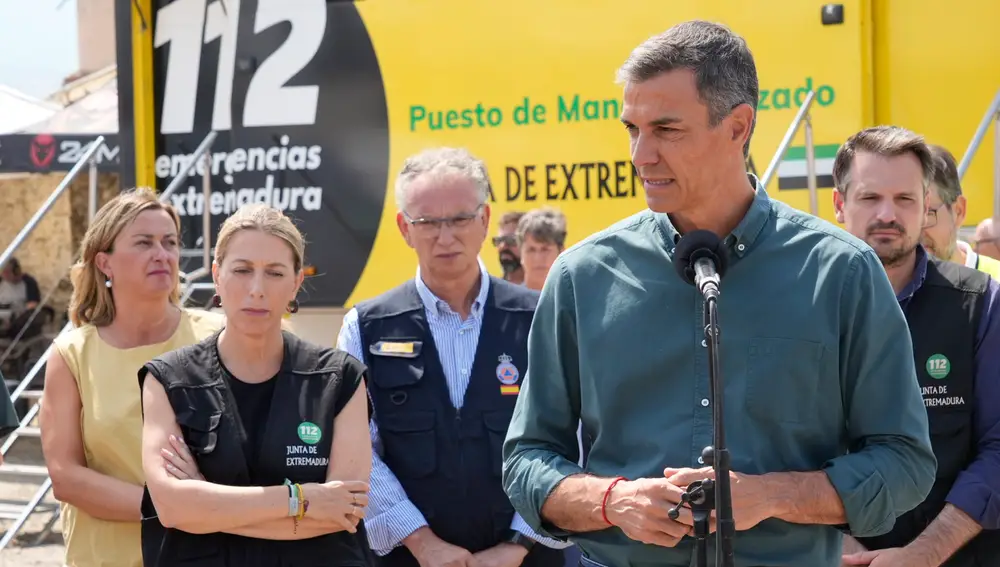 Sánchez visita el Puesto de Mando Avanzado de Jarillas por los incendios forestales en Cáceres y Zamora