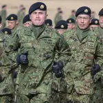 Soldados japoneses tras participar en un ejercicio militar en Funabashi