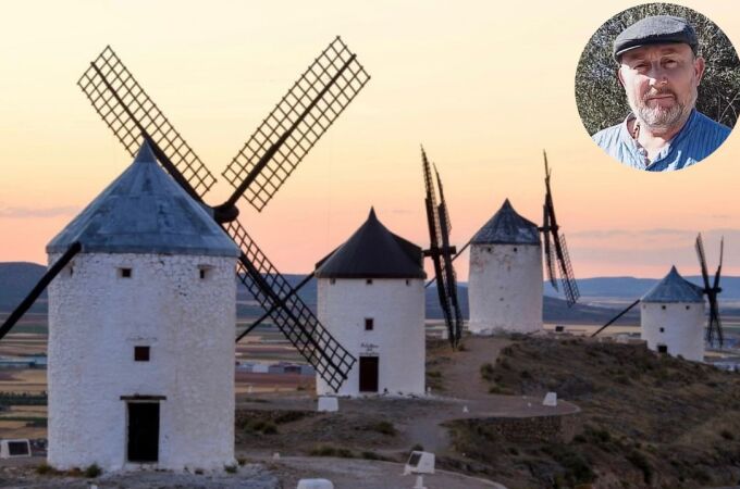 Collage en el que aparecen los Molinos de viento y con una imagen del actor Javier Losán. 