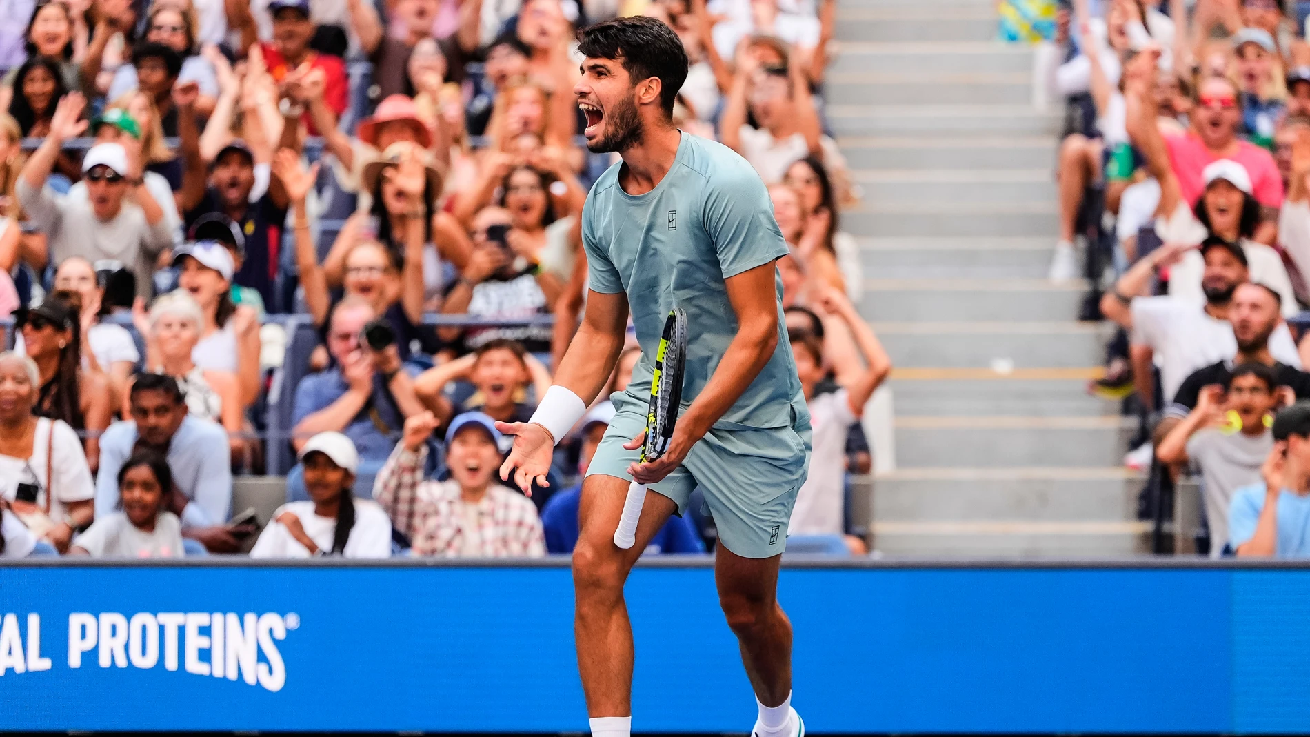 Alcaraz, en un instante del partido de dobles mixto con Raducanu
