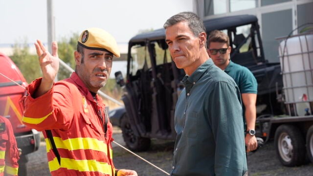 Sánchez visita el Puesto de Mando Avanzado de Jarillas por los incendios forestales en Cáceres y Zamora