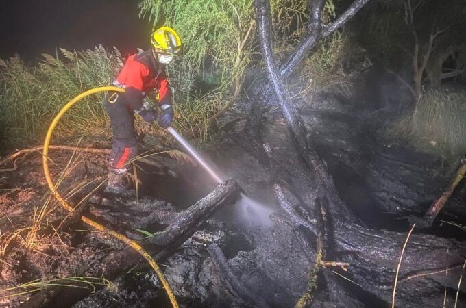 Bomberos de Cuenca sofocan sendos incendios en Ballesteros y Mohorte con ayuda del Infocam y de agricultores de la zona.