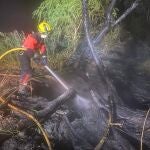 Bomberos de Cuenca sofocan sendos incendios en Ballesteros y Mohorte con ayuda del Infocam y de agricultores de la zona.