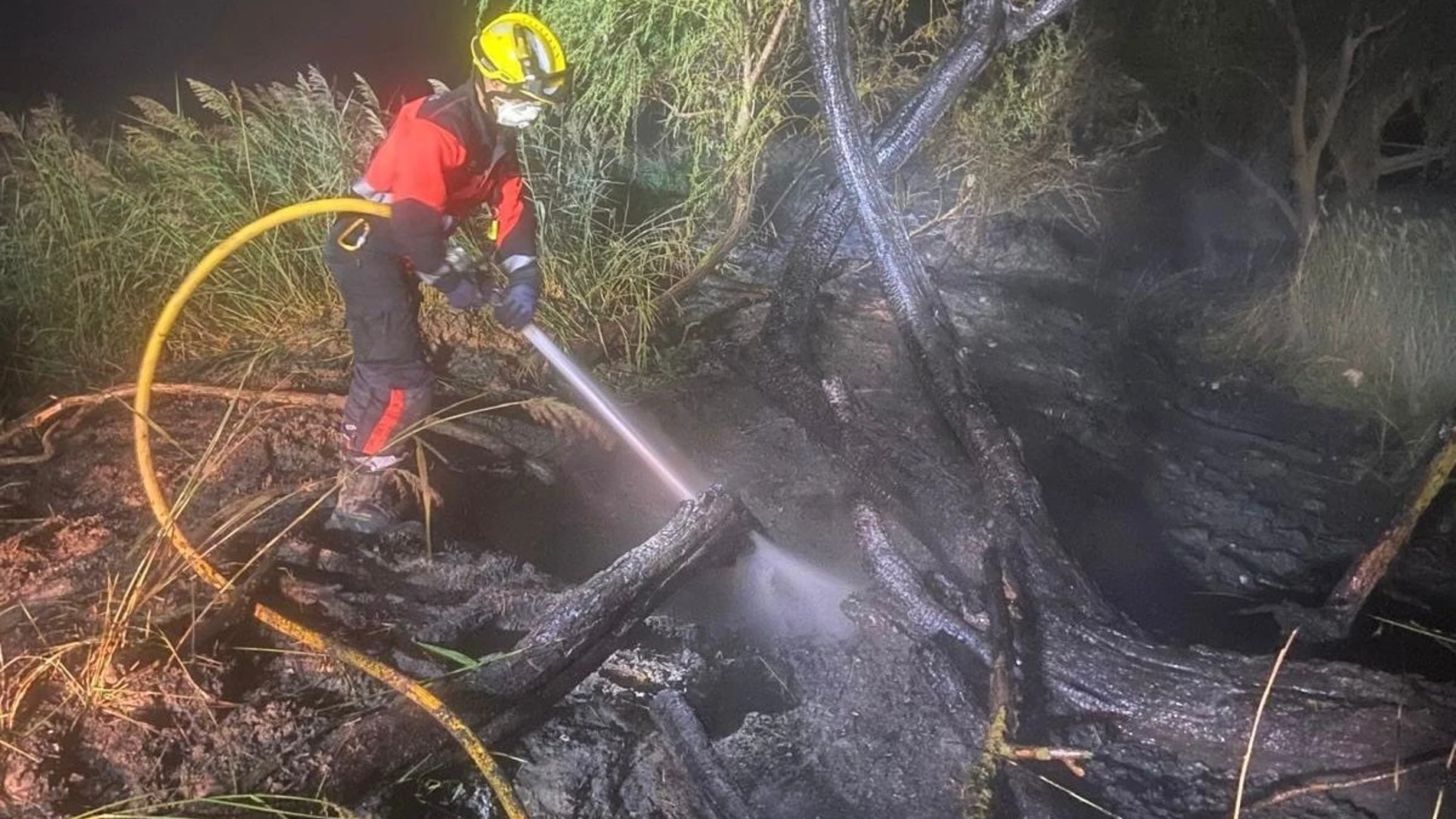 Bomberos de Cuenca sofocan sendos incendios en Ballesteros y Mohorte con ayuda del Infocam y de agricultores de la zona.