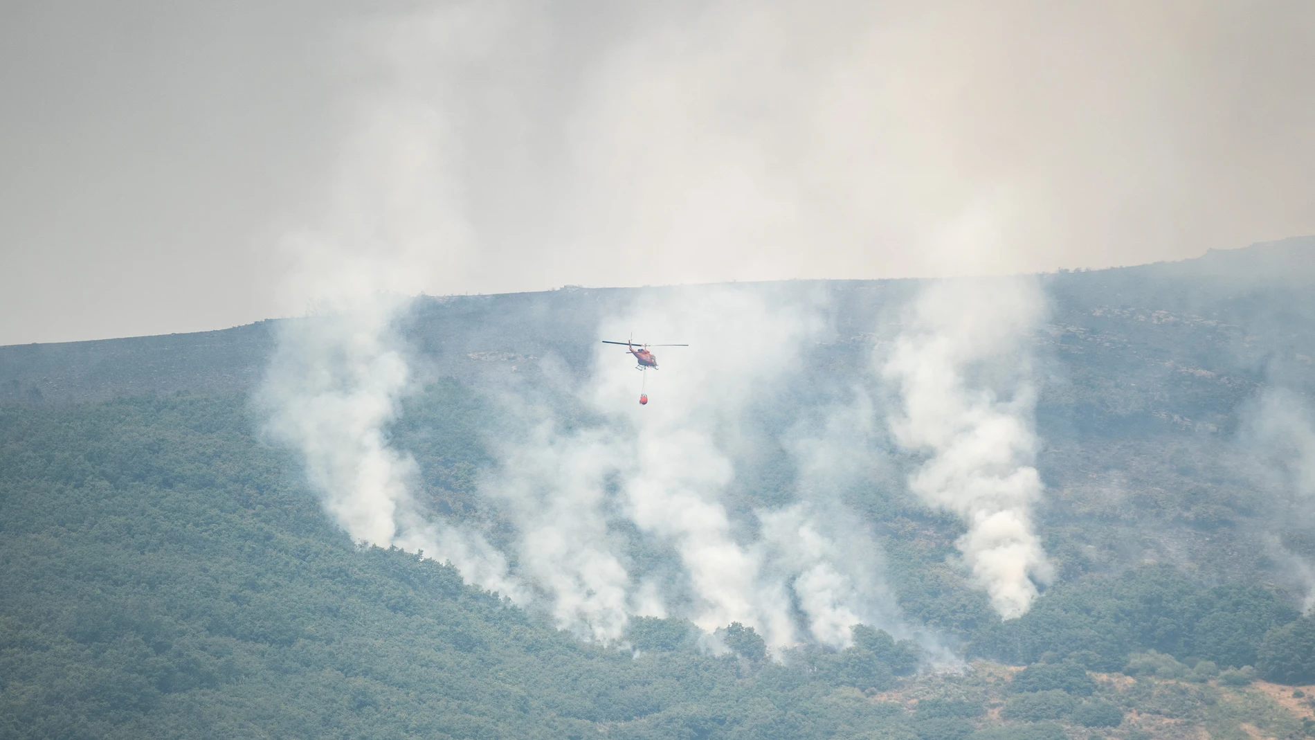 Un helicóptero colabora con la extinción del fuego en Sanabria, Zamora