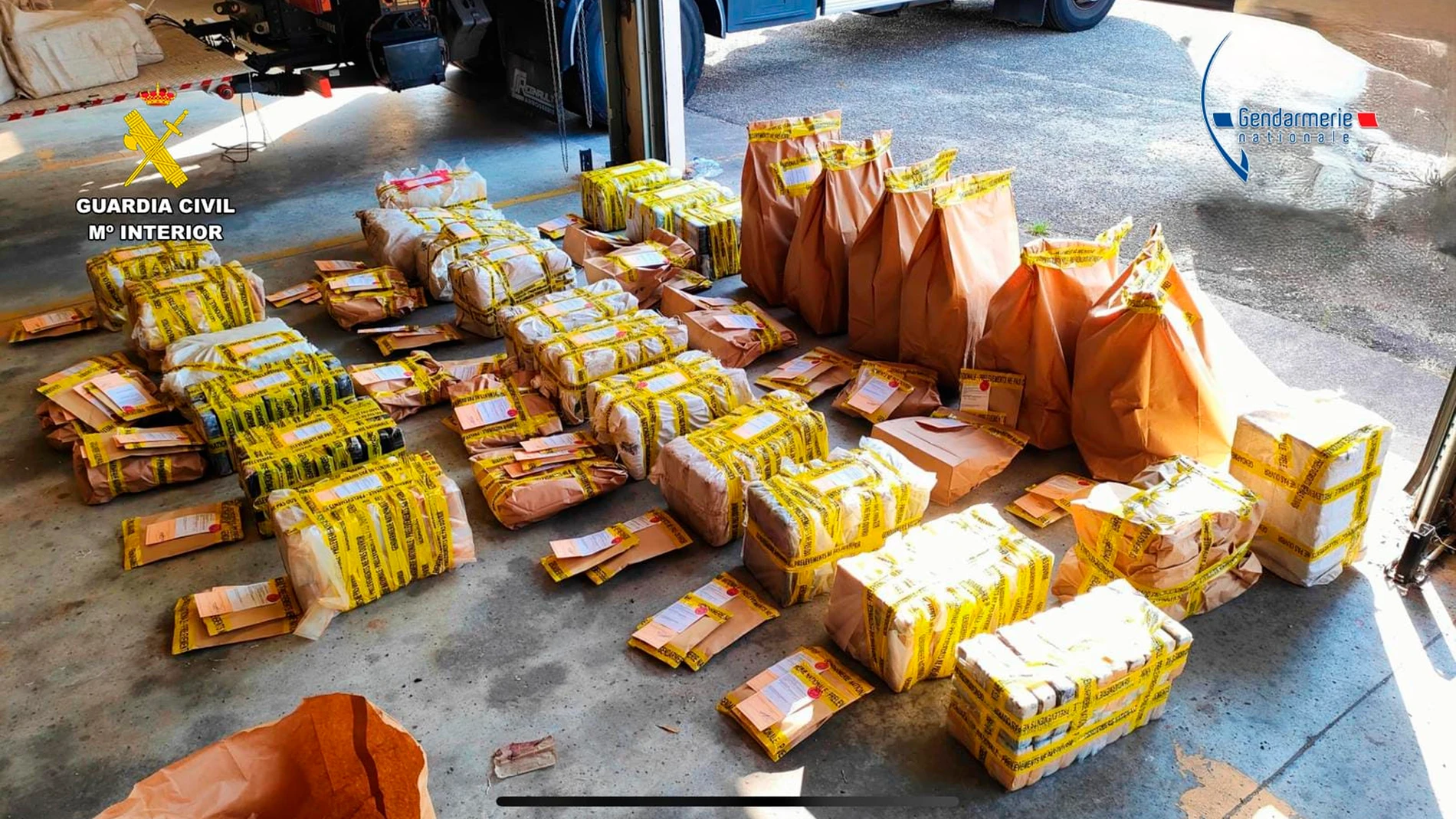 SAN SEBASTIÁN, 19/08/2025.- Una operación conjunta entre la Guardia Civil y la Gendarmería francesa ha permitido la incautación en Burdeos (Francia) de 1.345 kilos de cocaína ocultos entre la carga de un camión que había partido del sur de España. EFE/Guardia Civil ***SOLO USO EDITORIAL/SOLO DISPONIBLE PARA ILUSTRAR LA NOTICIA QUE ACOMPAÑA (CRÉDITO OBLIGATORIO)***