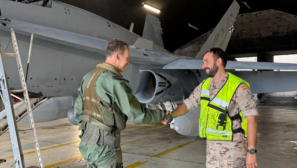 Teniente coronel, Rafael Ichaso, junto a mecánico del Destacamento "Stinga"