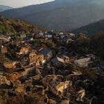 El incendio de Larouco (Ourense) amenaza áreas protegidas en la sierra de O Courel (Lugo)