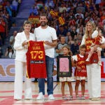 Llull, junto a Elisa Aguilar, presidenta de la FEB, y su familia