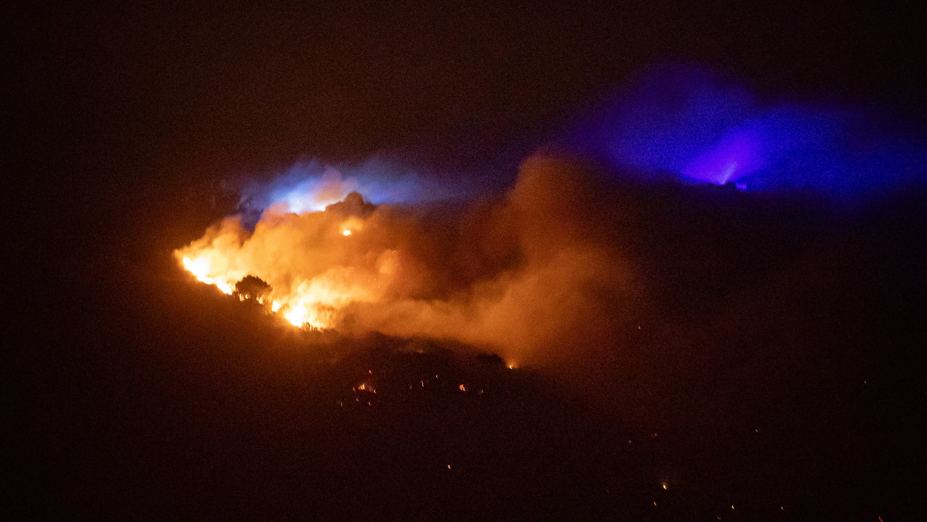 Vista del incendio, a 21 de agosto de 2025, en Mougás, Pontevedra, Galicia (España). Un total de 45 personas tuvieron que ser desalojadas del camping de Mougás, en el municipio pontevedrés de Oia, por precaución ante el incendio forestal que comenzó en la tarde de este jueves y obligó a activar la Situación 2. Así lo han confirmado fuentes consultadas por Europa Press, que detallaron que el incendio puso en riesgo, en un principio, a tres viviendas, pero el cambio del viento hizo que el fuego...