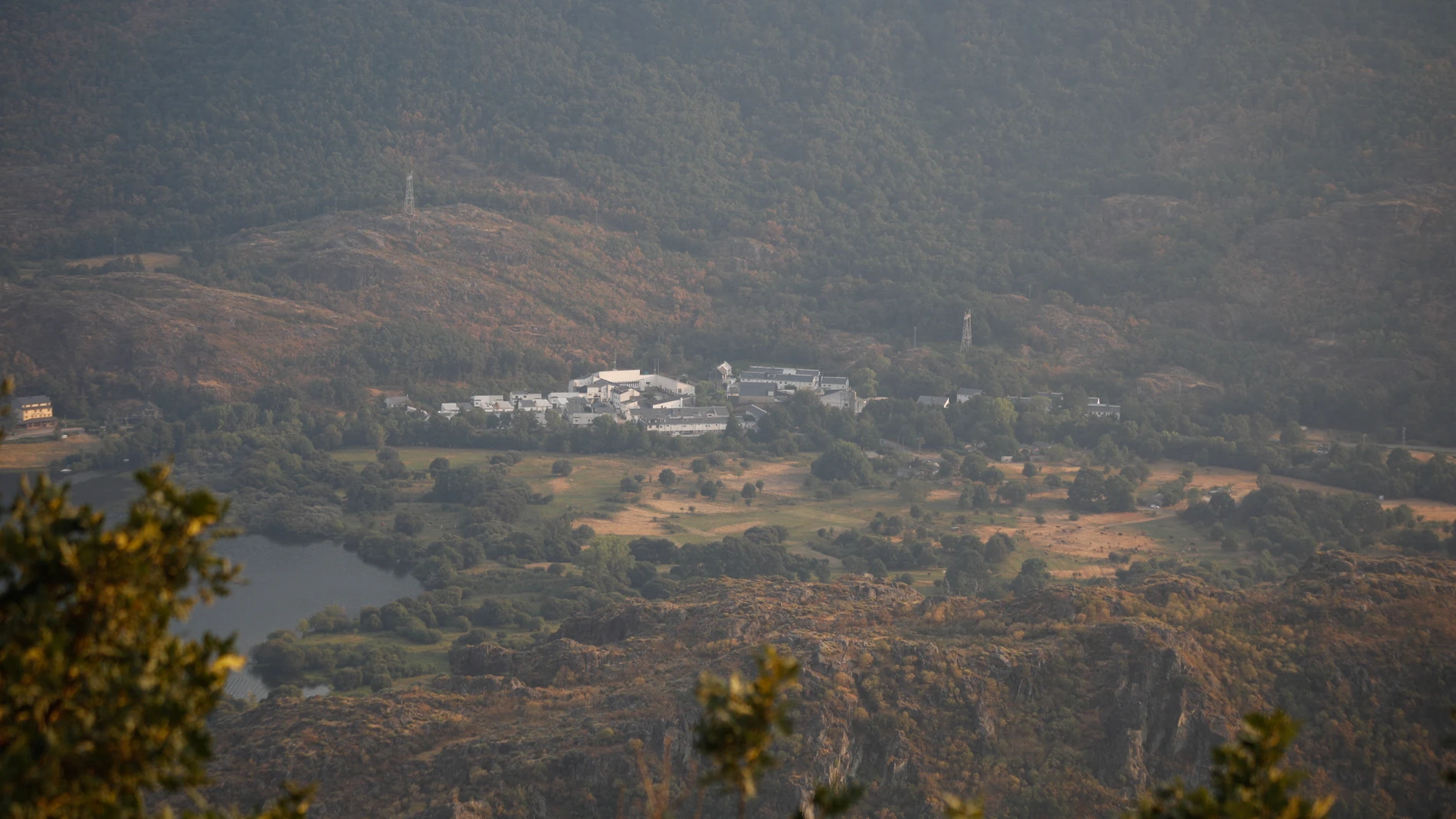 Vista aérea del lago y un pueblo de la comarca de Sanabria