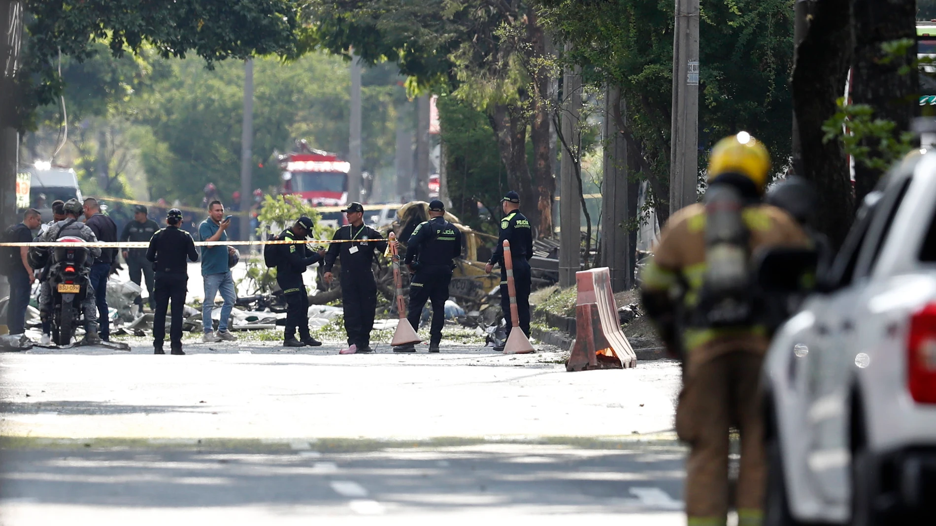 AME2487. CALI (COLOMBIA), 21/08/2025.- Integrantes de la Policía Nacional inspeccionan la zona del atentado tras una explosión en inmediaciones de la Escuela Militar de Aviación Marco Fidel Suárez este jueves, en Cali (Colombia). Al menos cinco personas murieron y 36 resultaron heridas por un atentado perpetrado con un camión bomba. EFE/ Ernesto Guzmán Jr