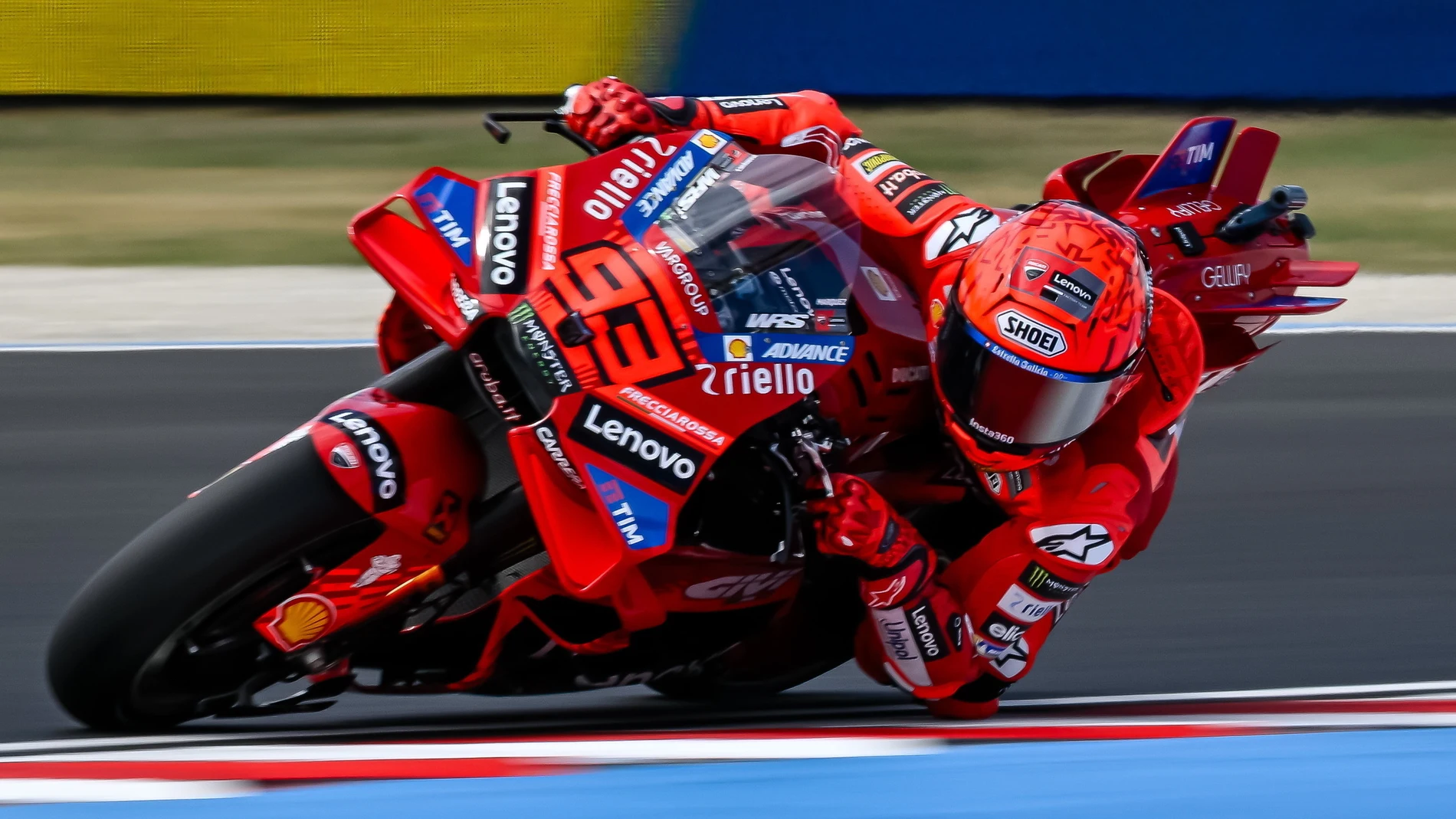 FOTODELDIA Balatonfokajar, 22/08/2025.- El español Marc Márquez (Ducati Desmosedici GP25) ejerció este viernes de 'anfitrión' y demostró que los circuitos nuevos se le dan muy bien al ser el más rápido en los primeros entrenamientos libres del Gran Premio de Hungría de MotoGP en el circuito Balaton Park. EFE/Tamas Vasvari HUNGARY OUT