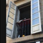 Un border collie encanta a los transeúntes del centro de Santiago y a más de 200 mil usuarios de TikTok desde la ventana de su casa