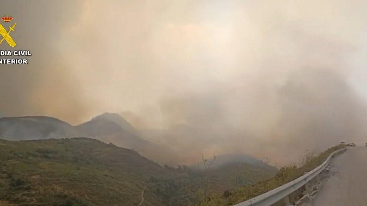 Seis incendios se mantienen en nivel 2 y el fuego de Porto (Zamora) llega a La Baña, que obliga a desalojar a 300 personas
