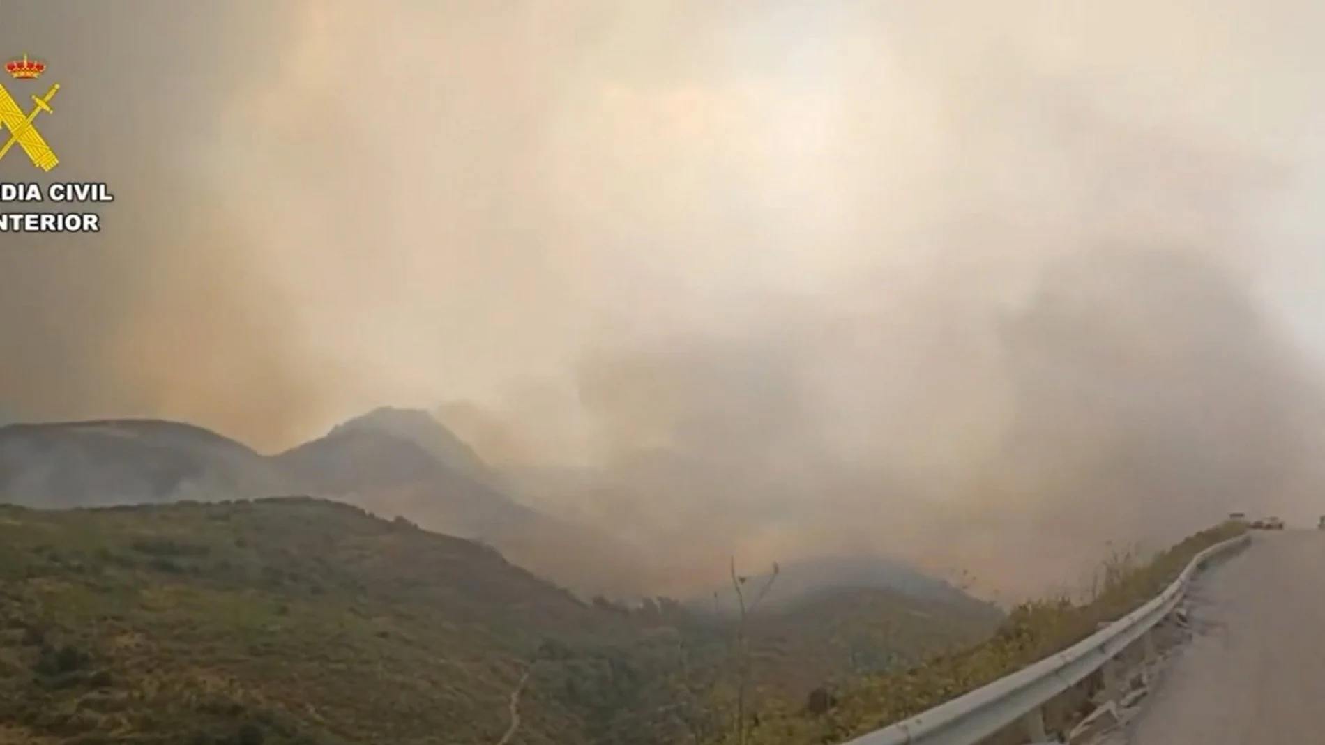 Desalojan a 330 vecinos de La Baña (León) por el incendio procedente de Porto (Zamora)