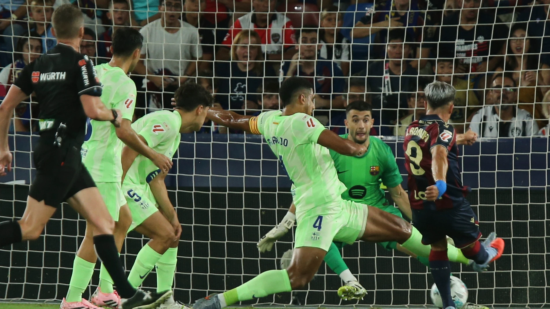 Levantes' Ivan Romero scores during the La Liga soccer match between Levante and Barcelon in Valencia, Spain, Saturday, Aug. 23, 2025. ((AP Photo/Alberto Saiz)
