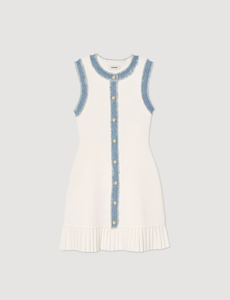 Vestido corto de punto con volante.