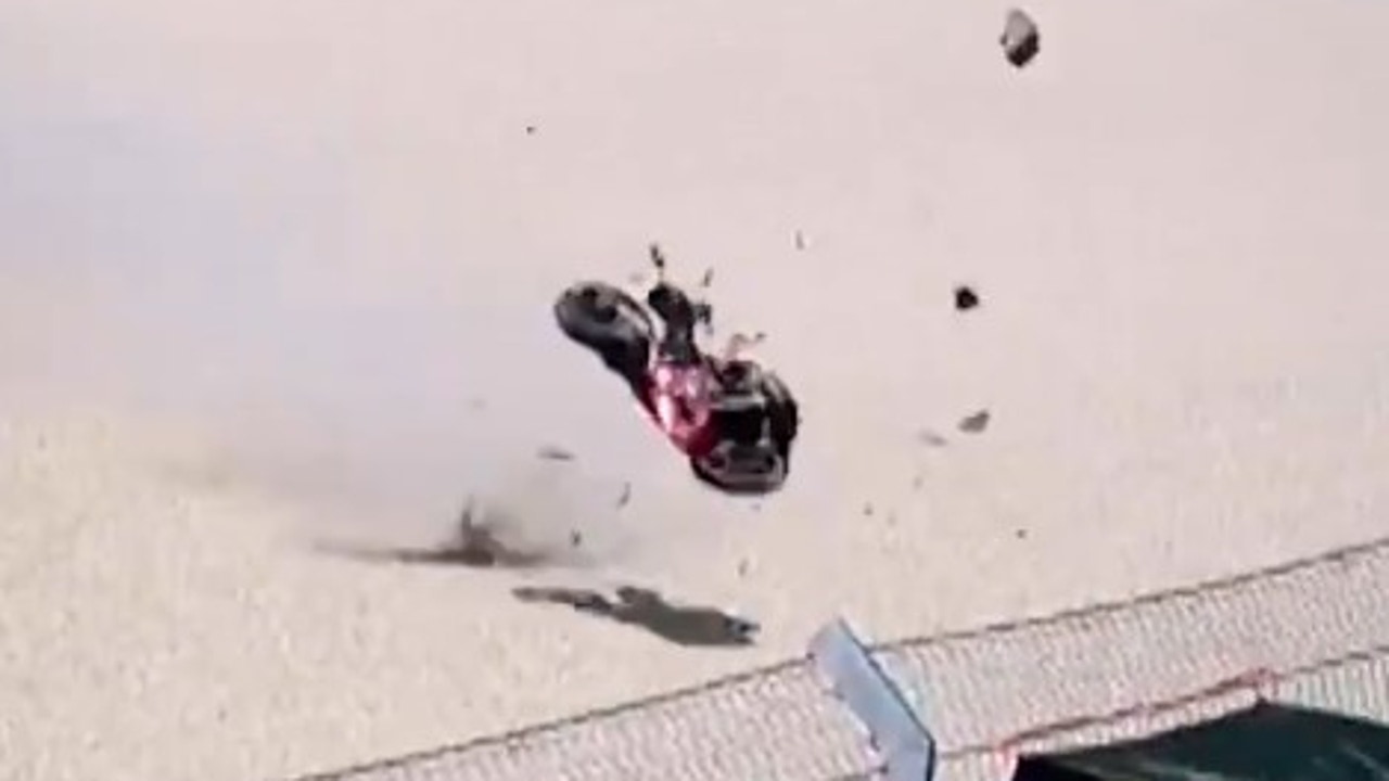 Así ha sido el accidente de Pedro Acosta: la moto voló y casi golpea a un cámara
