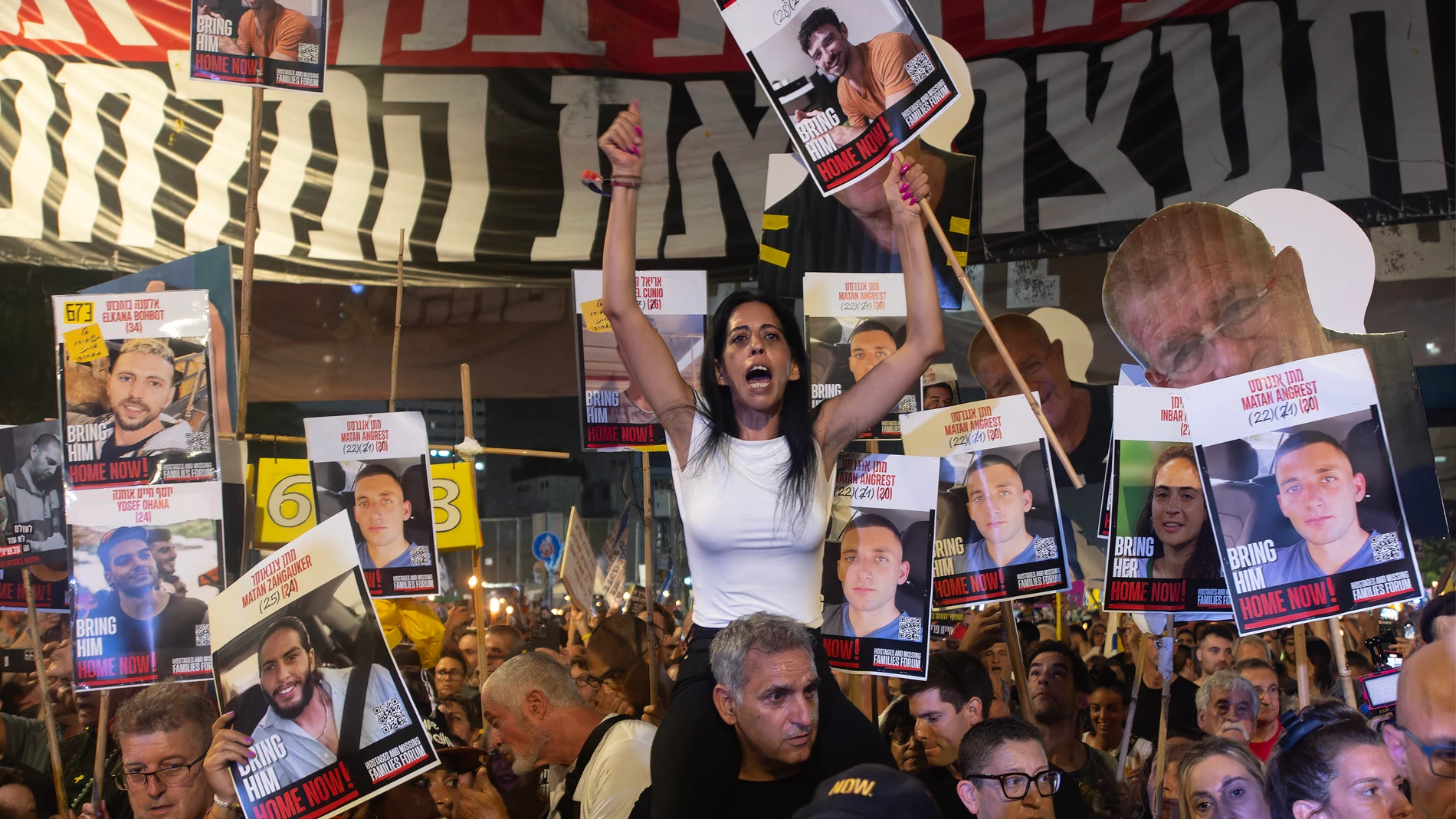 Einav Zangauker, madre del rehén Matan Zangauker, participa en la manifestación en Tel Aviv