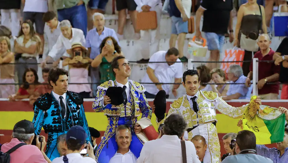 Cayetano a hombros en su vuelta a los ruedos junto a El Fandi y Antonio Linares