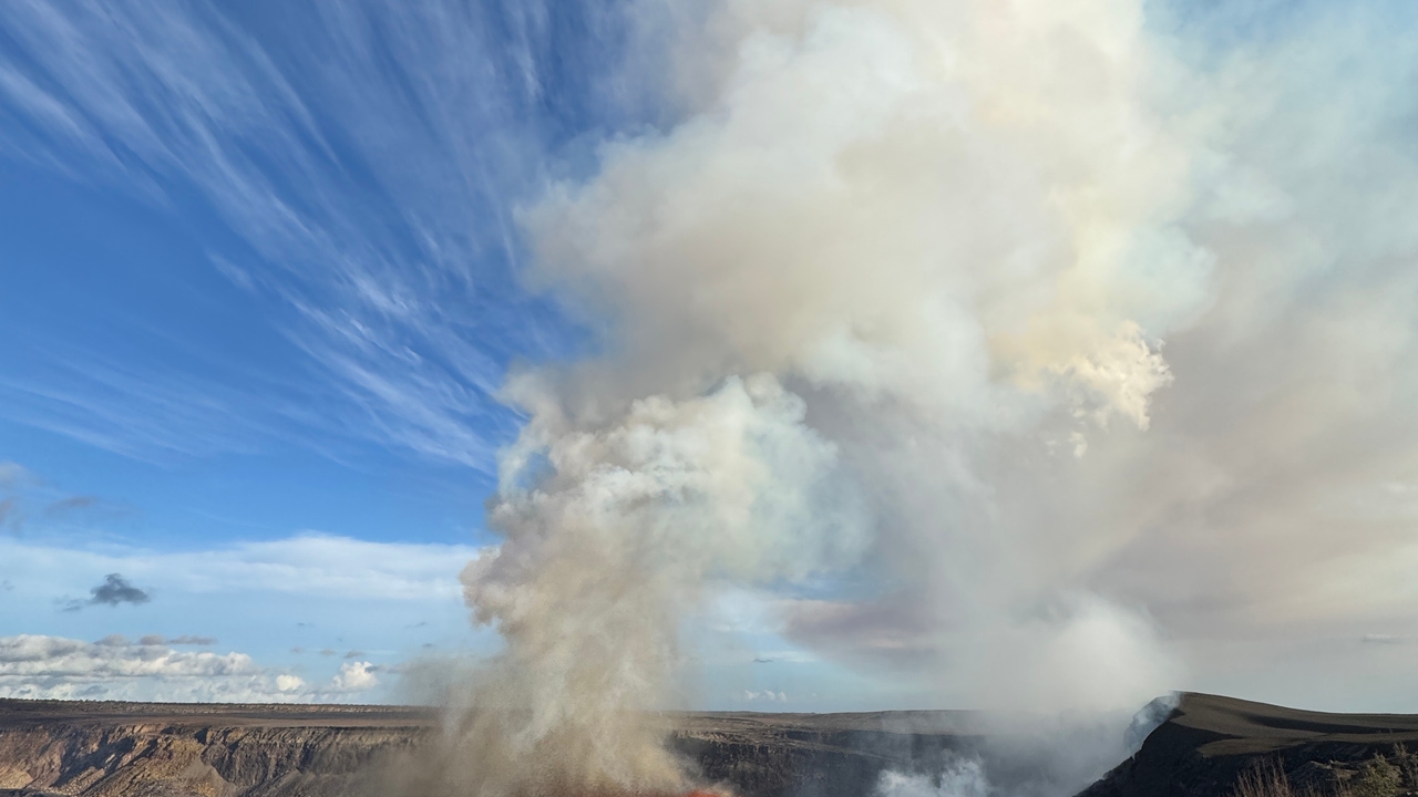 Impresionantes imágenes del volcán más activo del mundo, que vuelve a rugir con columnas de hasta 100 metros de lava a presión