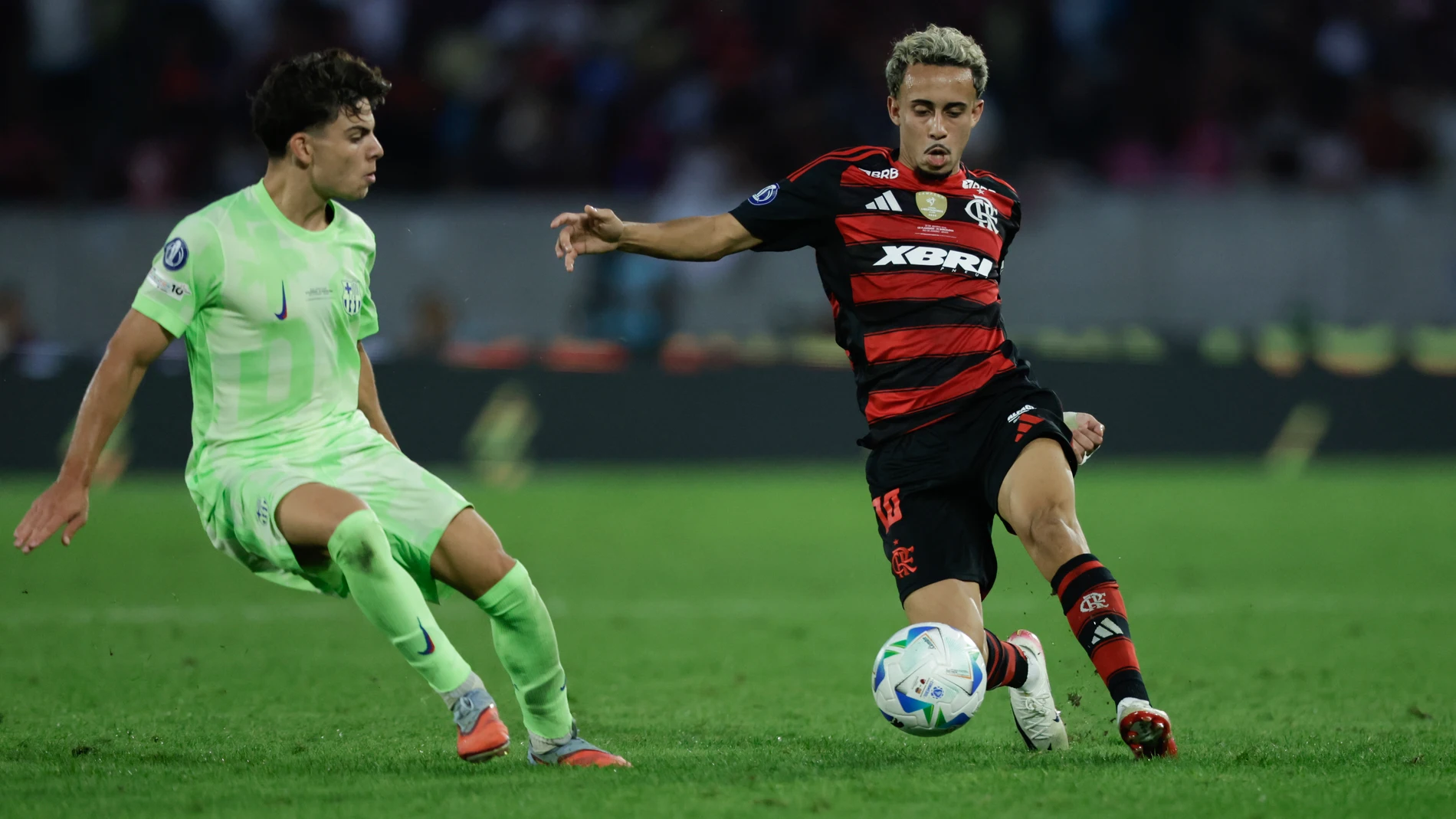AME. RÍO DE JANEIRO (BRASIL), 23/08/2025.- Matheus Gonçalves (d ) de Flamengo disputa el balón con Jan Virgili de Barcelona este sábado, durante un partido de la Copa Intercontinental Sub-20 entre Flamengo y Barcelona en el estadio Maracaná, en Río de Janeiro (Brasil). EFE/ Andre Coelho