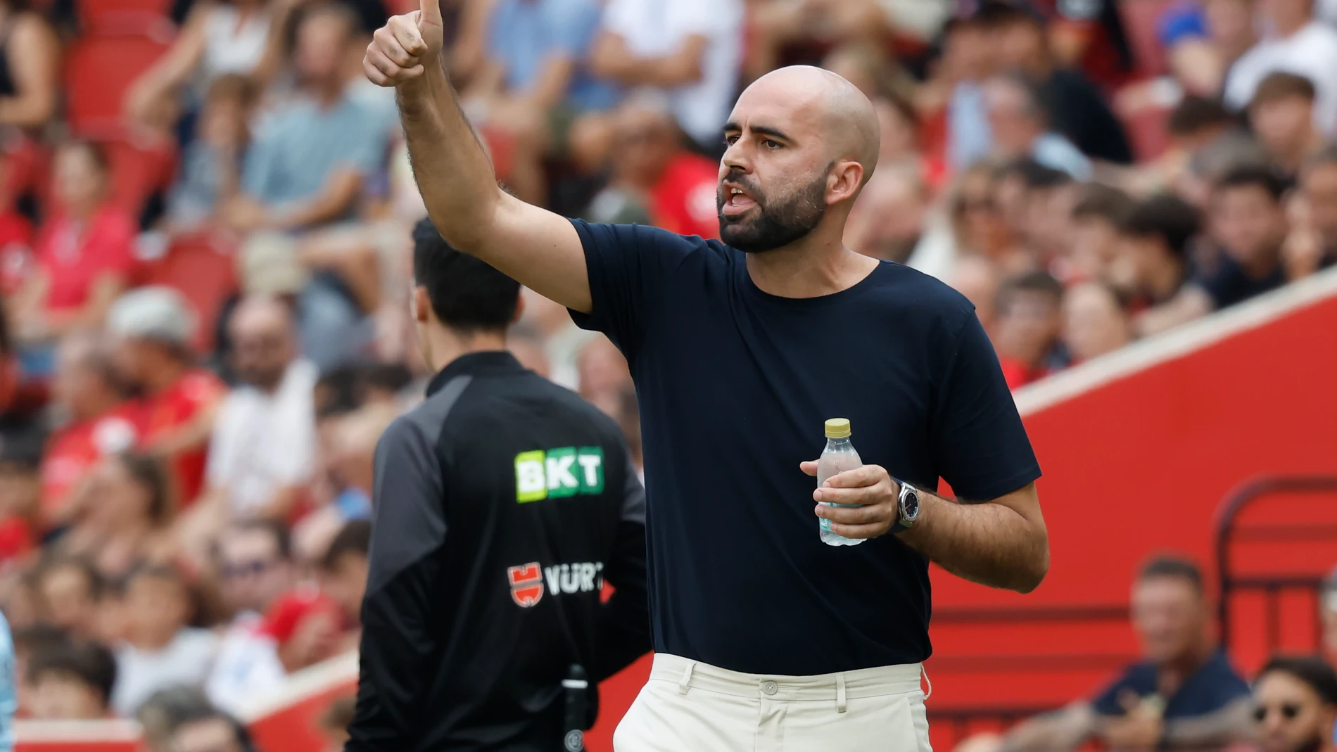 PALMA DE MALLORCA, 23/08/2025.- El entrenador del Celta de Vigo, Claudio Giráldez durante el encuentro correspondiente a la segunda jornada de LaLiga EA Sports que RCD Mallorca y Celta de Vigo disputan este sábado en el estadio Son Moix. EFE/ Cati Cladera