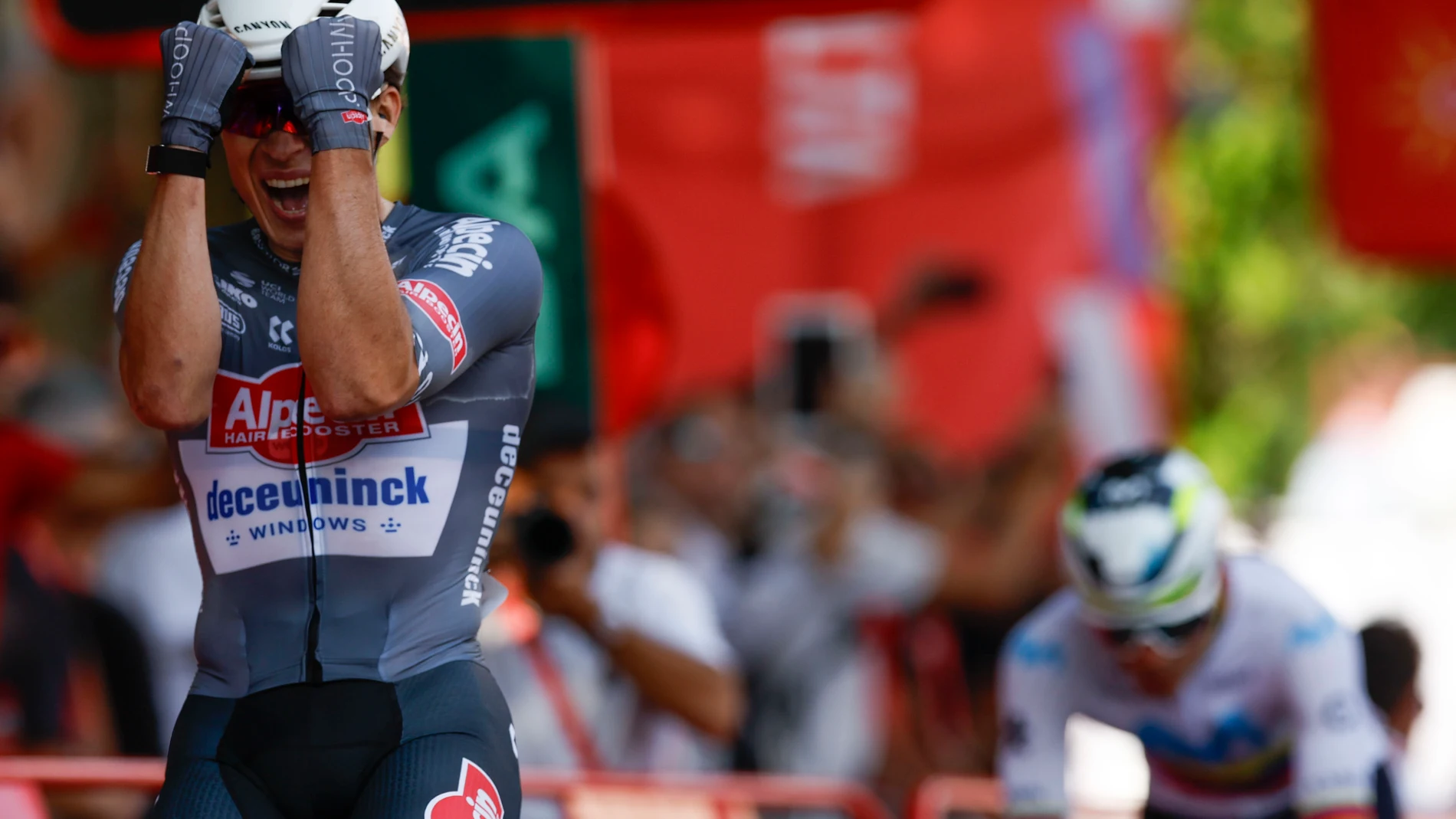 NOVARA (ITALIA), 23/08/2025.- El belga Jasper Philipsen (Alpecin Deceuninck) es el primer líder de la 80 edición de la Vuelta a España al imponerse al esprint en la etapa inaugural disputada entre Turín-Reggia Di Venaria y Novara, de 186,7 km. EFE/Javier Lizón