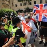Enfrentamientos con la policía en las protestas de Reino Unido contra los hoteles reservados a inmigrantes