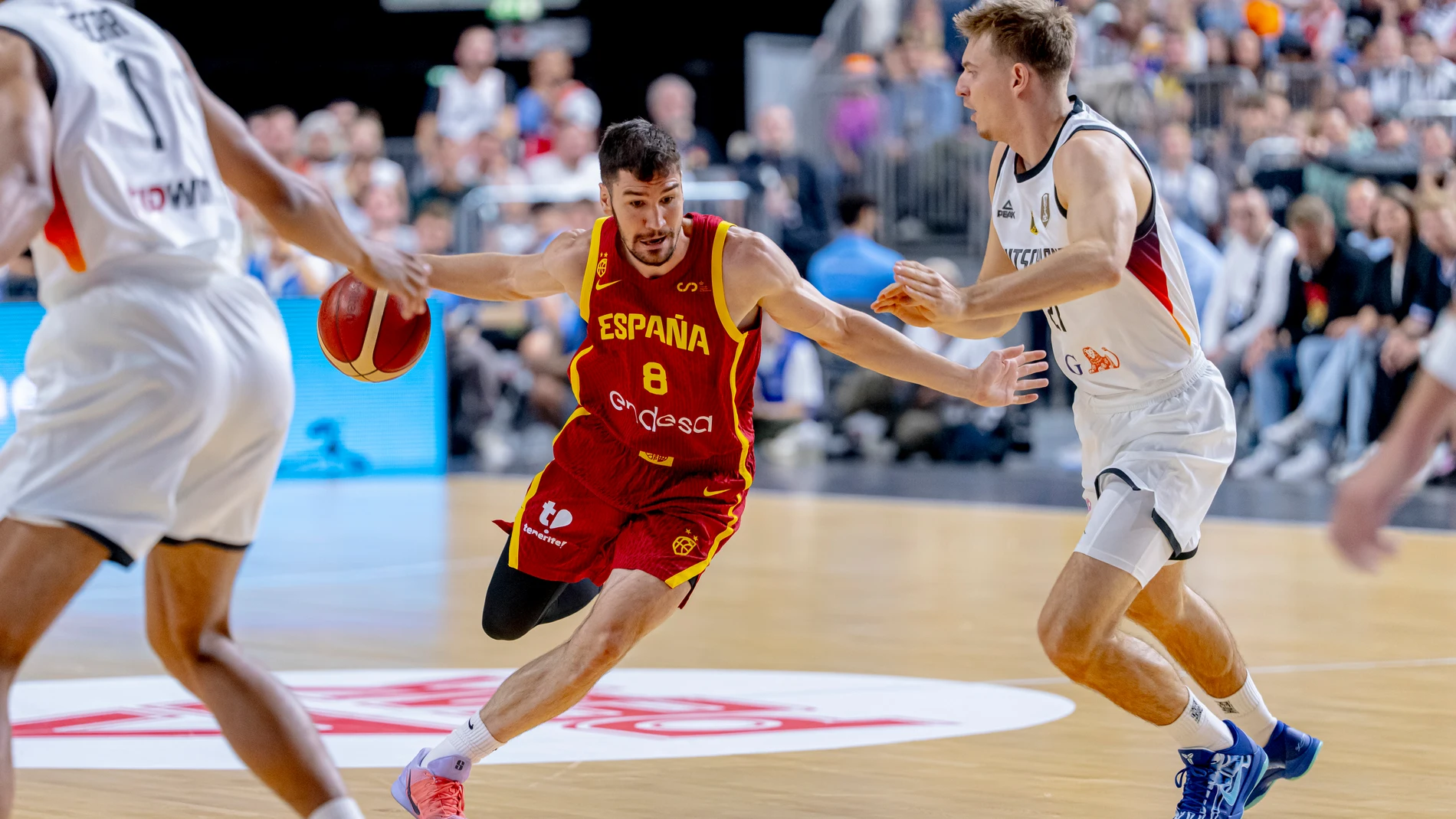 COLONIA (ALEMANIA), 23/08/2025.- El escolta de España Darío Brizuela (c) supera al base de Alemania Justus Hollatz (d) durante el partido amistoso preparatorio para el Eurobasket 2025 celebrado este sábado en el Lanxess Arena de Colonia. EFE/FEB/Alberto Nevado SOLO USO EDITORIAL/SOLO DISPONIBLE PARA ILUSTRAR LA NOTICIA QUE ACOMPAÑA (CRÉDITO OBLIGATORIO)
