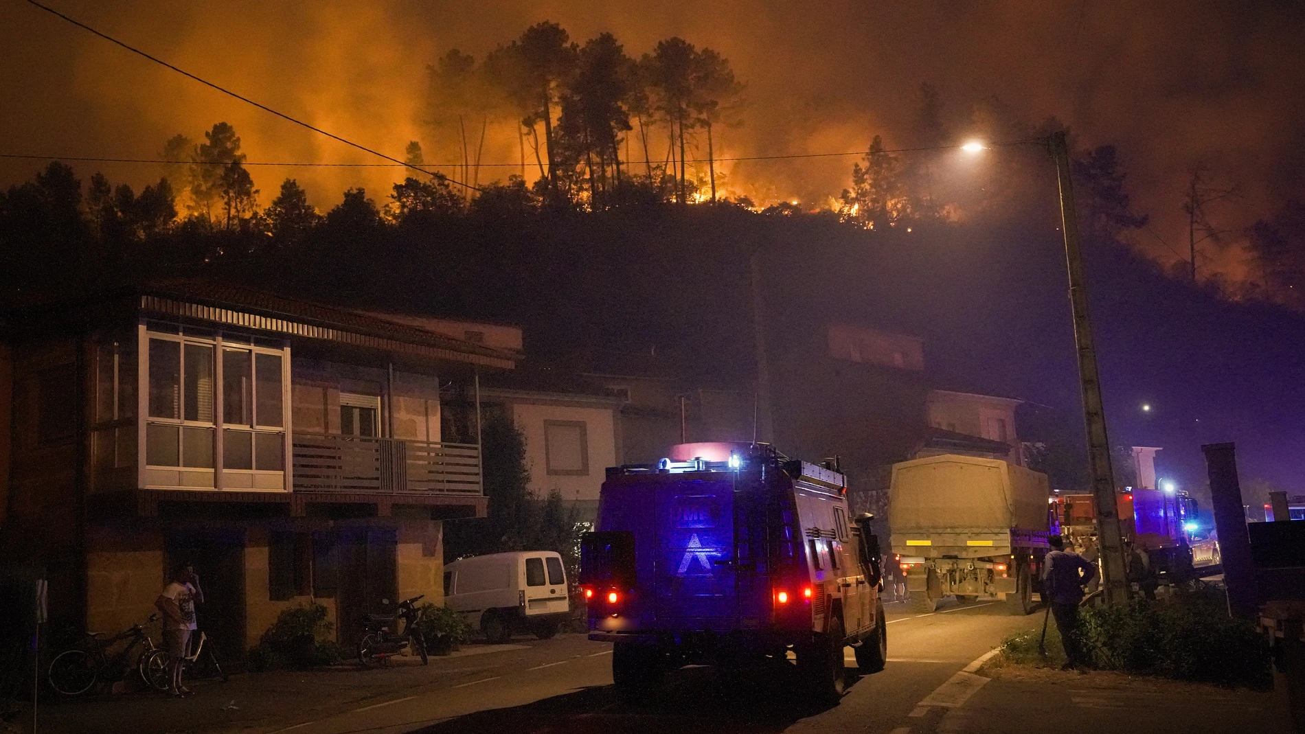 Varios camiones militares tratan de extinguir un fuego, a 17 de agosto de 2025, en Retorta, Laza, Ourense, Galicia (España). El gran incendio de Larouco (Ourense), el mayor de la historia de Galicia por su dimensión de 30.000 hectáreas, se ha dado por estabilizado a las 11.25 horas de este sábado. De esta forma, los incendios activos pasan a ser cuatro, que suman 22.110 hectáreas. 23 AGOSTO 2025;FUEGO;BOMBEROS;INCENDIO;EMERGENCIA;;PIXELADA Adrián Irago / Europa Press 17/08/2025
