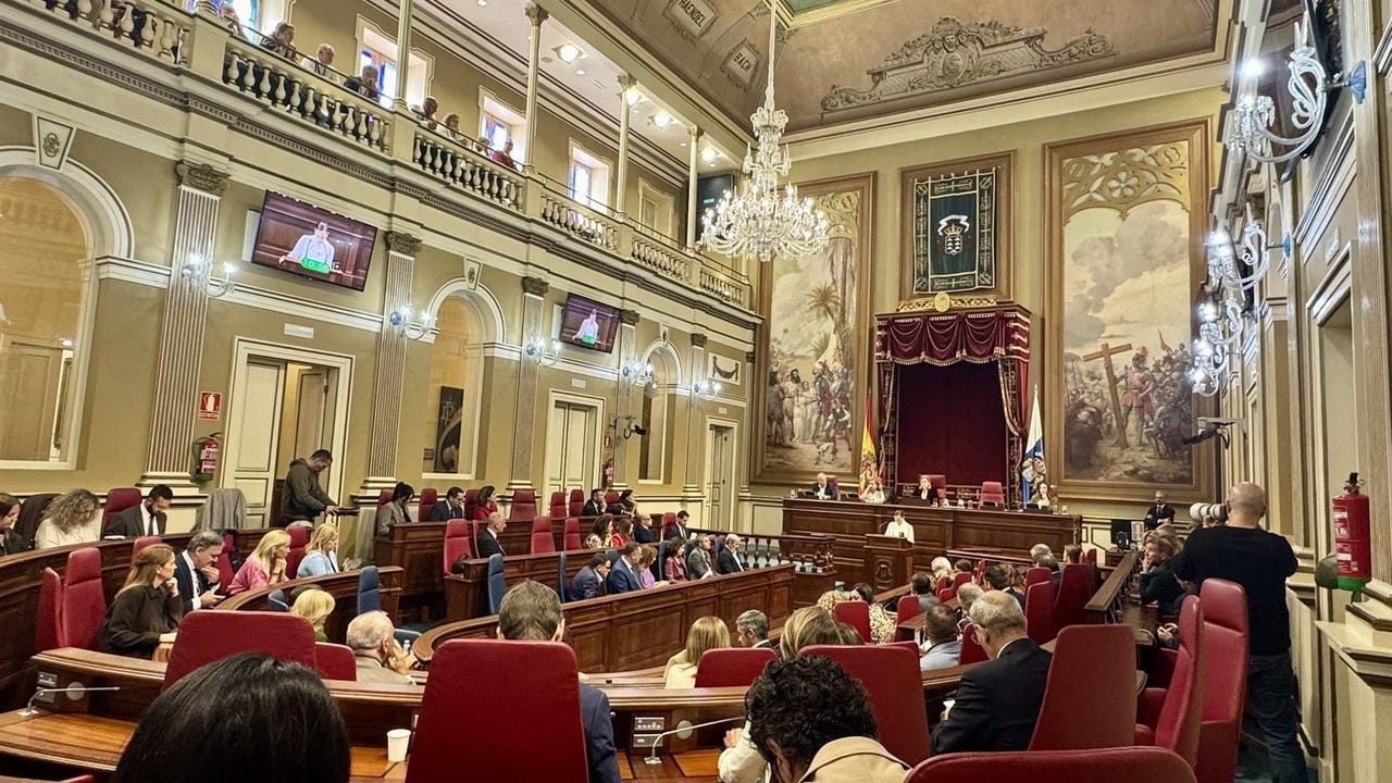 Luz verde a la tramitación para declarar el salón de plenos del Parlamento canario como monumento a la Memoria