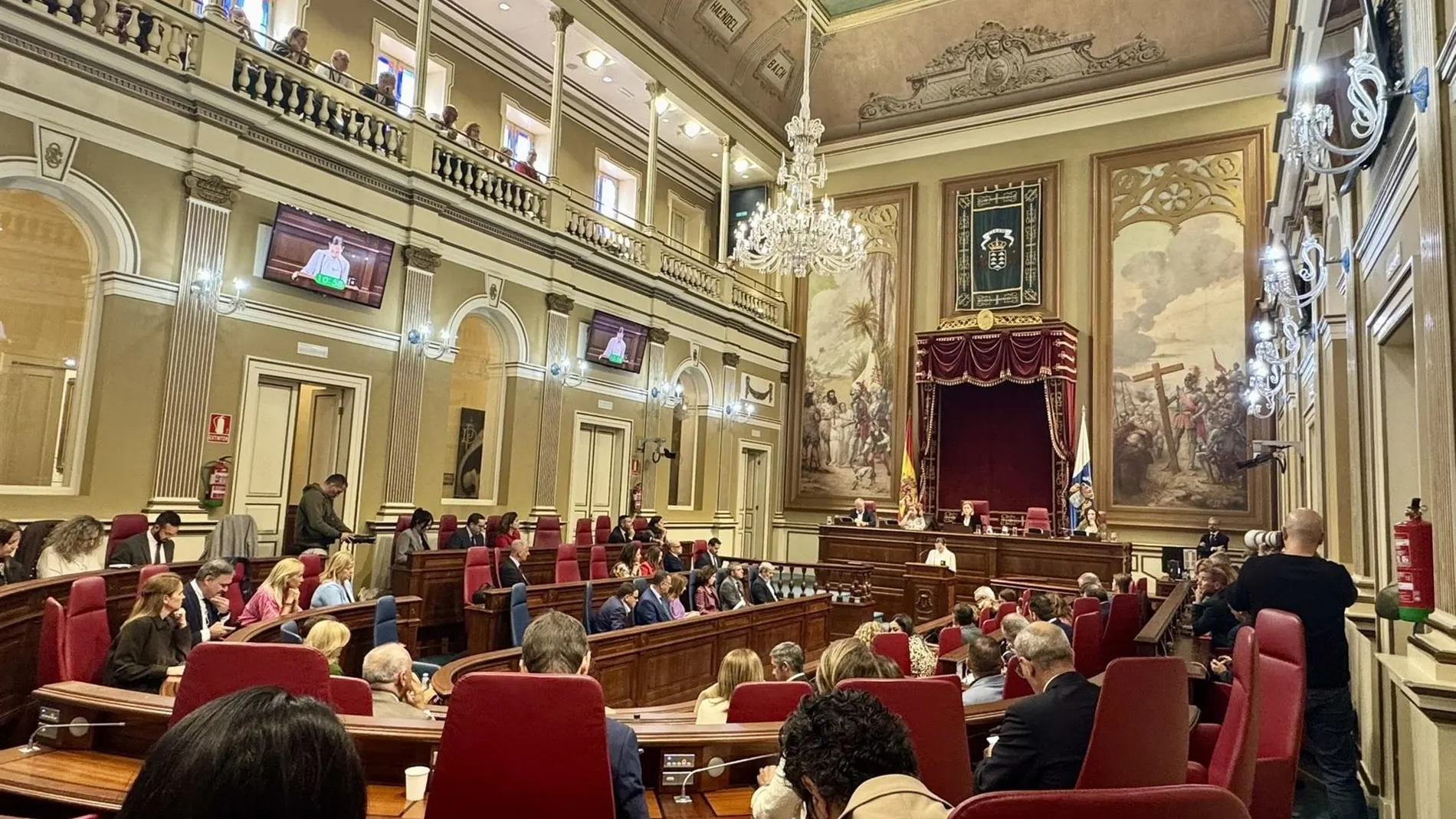 Memoria.- Luz verde a la tramitación para declarar el salón de plenos del Parlamento canario como monumento a la memoria