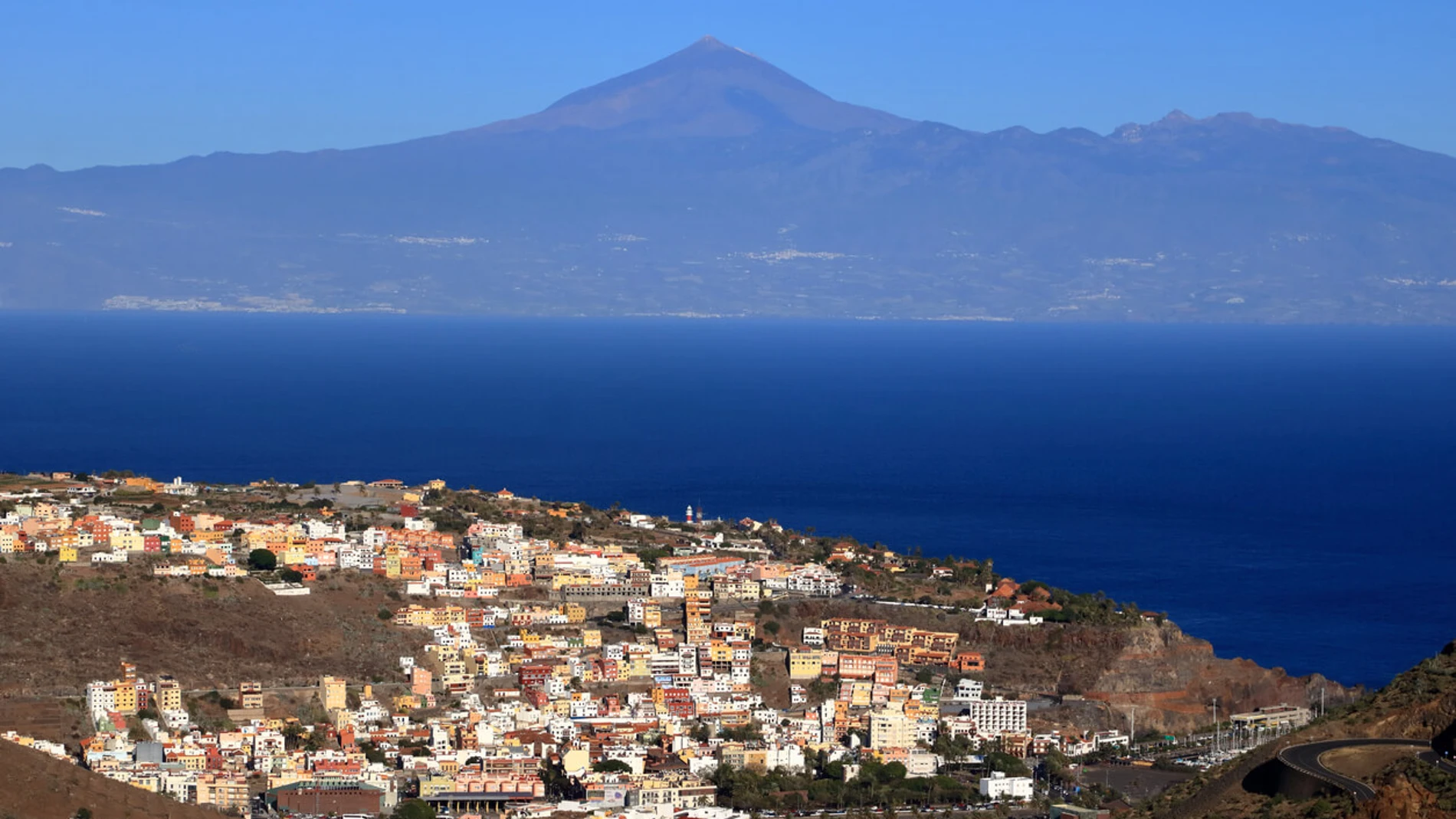 San Sebastián de La Gomera con el Teide de fondo