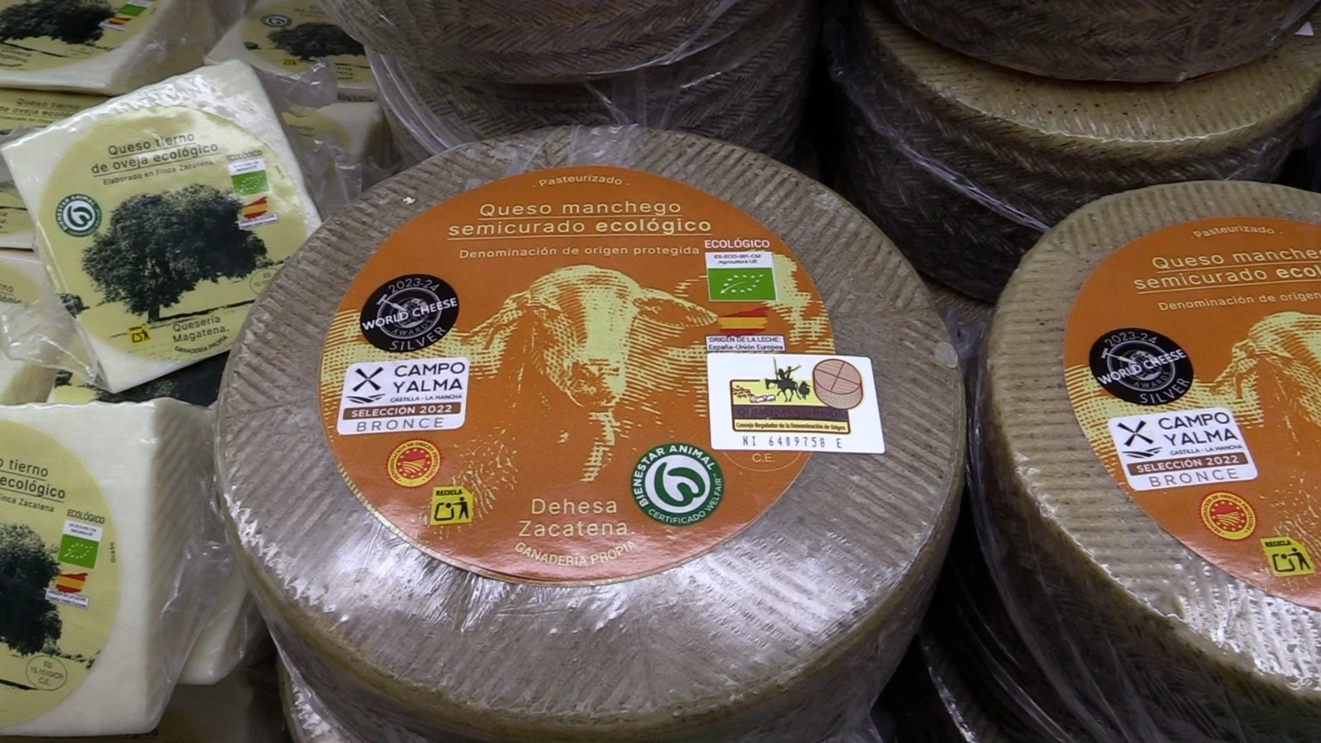 Queso manchego semicurado 'Dehesa Zacatena'.
