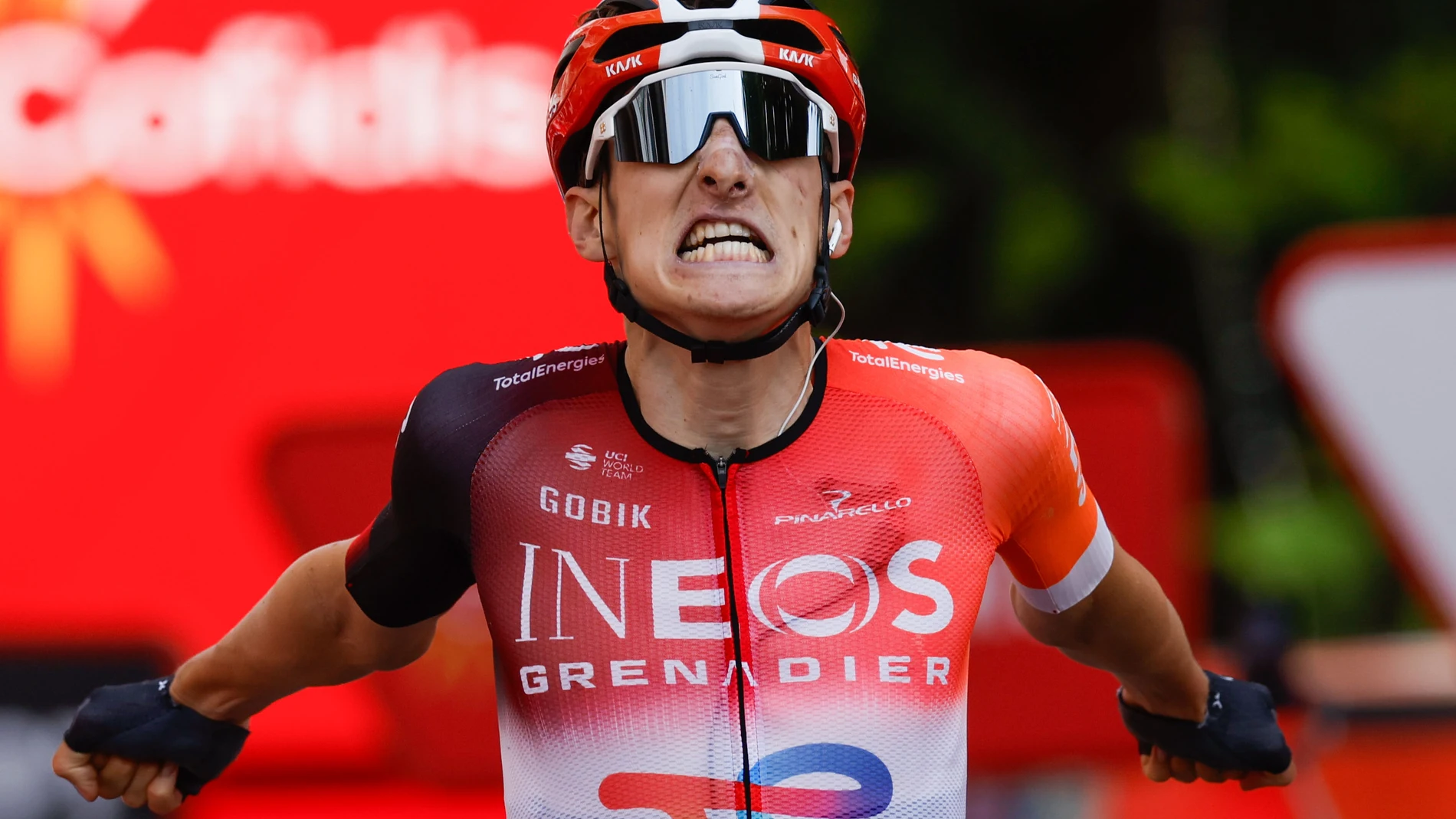VOIRON (FRANCIA), 26/08/2025.- El ciclista británico del Ineos Ben Turner celebra su victoria en la cuarta etapa de la Vuelta Ciclista a España, que discurre este martes entre las localidades de Susa y Voiron sobre 206,7 kilómetros, que empieza en Italia y acaba en Francia como transición para llegar a territorio español. EFE/ Javier Lizon